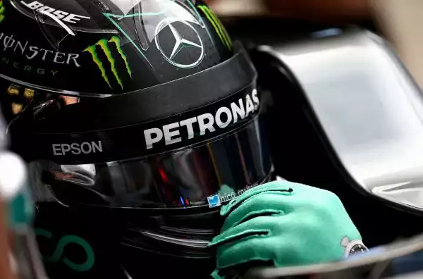 Nico Rosberg è stato il più veloce anche nella seconda sessione di prove. Il pilota della Mercedes ha chiuso davanti al compagno Hamilton. Terza la Force India di Hulkenberg, quarto tempo per Vettel.