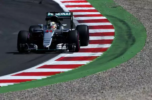 Nico Rosberg è stato il più veloce anche nella seconda sessione di prove. Il pilota della Mercedes ha chiuso davanti al compagno Hamilton. Terza la Force India di Hulkenberg, quarto tempo per Vettel.