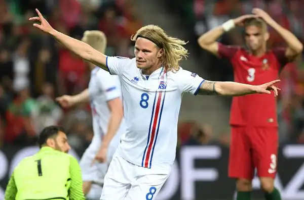 L'hanno paragonato a Beckham, c'è chi lo definisce il Brad Pitt del calcio, quello che è certo è che la folta chioma bionda dell'esterno dell'Islanda Birkir Bjarnason non è passata inosservata.
