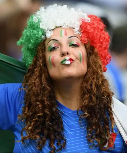 Spalti coloratissimi per il penultimo ottavo di finale allo Stadio Saint Denis in cui i tifosi di Spagna e Italia hanno rumorosamente seguito la palpitante partita vinta dagli azzurri.
