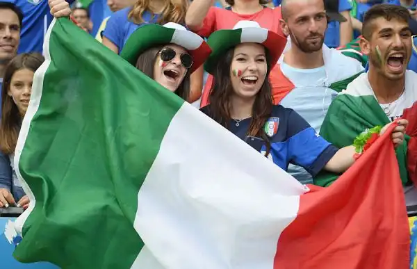 Spalti coloratissimi per il penultimo ottavo di finale allo Stadio Saint Denis in cui i tifosi di Spagna e Italia hanno rumorosamente seguito la palpitante partita vinta dagli azzurri.