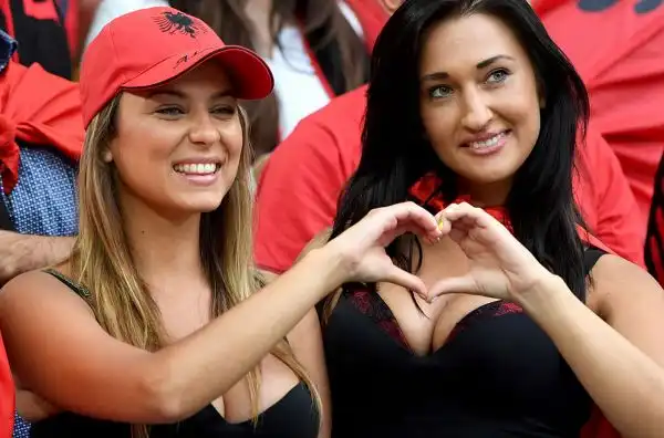 La sexy tifosa albanese che ha fatto impazzire il pubblico di Euro2016, la sua presenza non è infatti passata inosservata sugli spalti durante le partite della squadra di De Biasi.