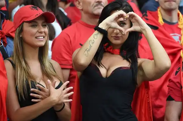 La sexy tifosa albanese che ha fatto impazzire il pubblico di Euro2016, la sua presenza non è infatti passata inosservata sugli spalti durante le partite della squadra di De Biasi.