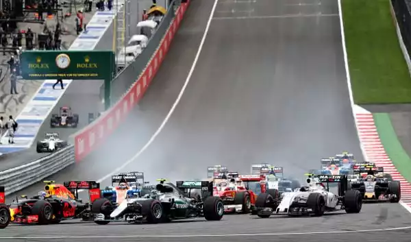 Il campione del mondo in carica Hamilton, nel corso dell'ultimo giro, in fase di sorpasso, entra in contatto con il compagno di squadra e chiude al primo posto davanti a Verstappen e Raikkonen.