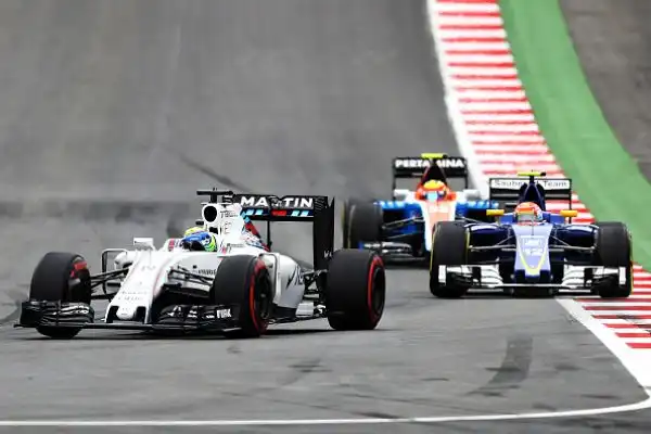 Il campione del mondo in carica Hamilton, nel corso dell'ultimo giro, in fase di sorpasso, entra in contatto con il compagno di squadra e chiude al primo posto davanti a Verstappen e Raikkonen.