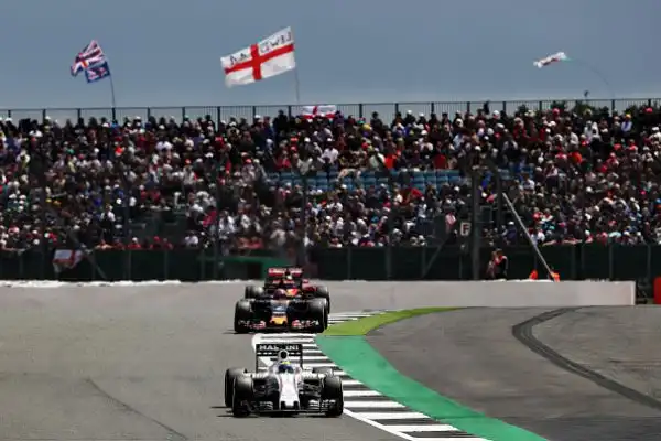 Hamilton domina, Ferrari anonime. L'inglese profeta in patria a Silverstone.