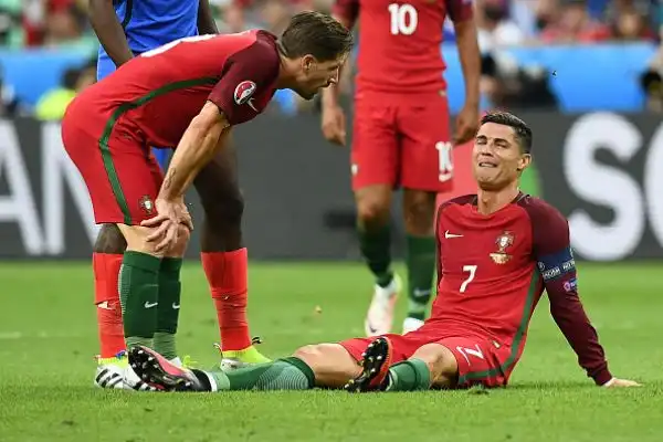 Un brutto fallo di Payet costringe il fuoriclasse portoghese ad uscire dal campo dopo meno di mezz'ora della finale degli Europei.