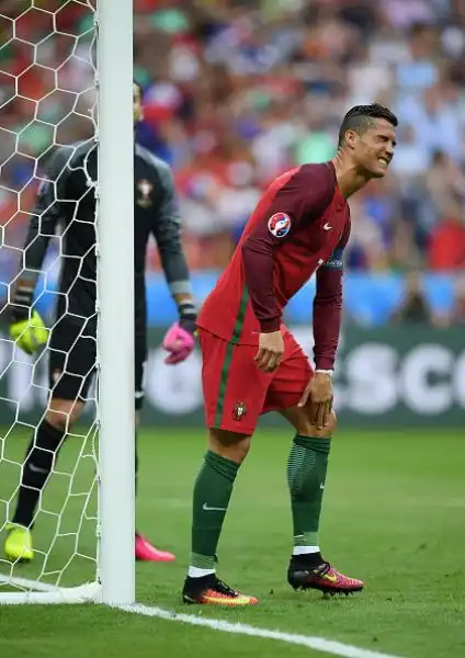 Un brutto fallo di Payet costringe il fuoriclasse portoghese ad uscire dal campo dopo meno di mezz'ora della finale degli Europei.