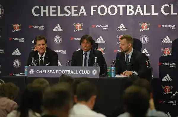 E' ufficialmente iniziata l'era di Antonio Conte al Chelsea. L'ex tecnico della Juventus e della Nazionale si è presentato in conferenza stampa come nuovo tecnico dei Blues.