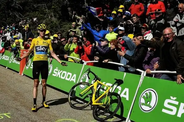 Durante la dodicesima tappa del Tour, il capitano del team Sky è letteralmente rimasto a piedi e in attesa che arrivasse l'ammiraglia con la bici di scorta ha proseguito di corsa.