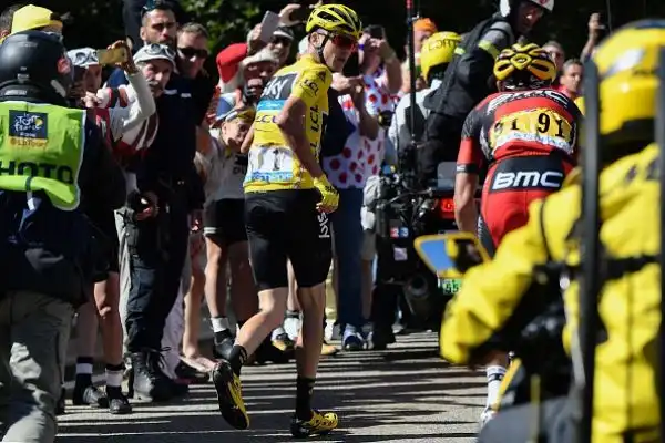 Durante la dodicesima tappa del Tour, il capitano del team Sky è letteralmente rimasto a piedi e in attesa che arrivasse l'ammiraglia con la bici di scorta ha proseguito di corsa.