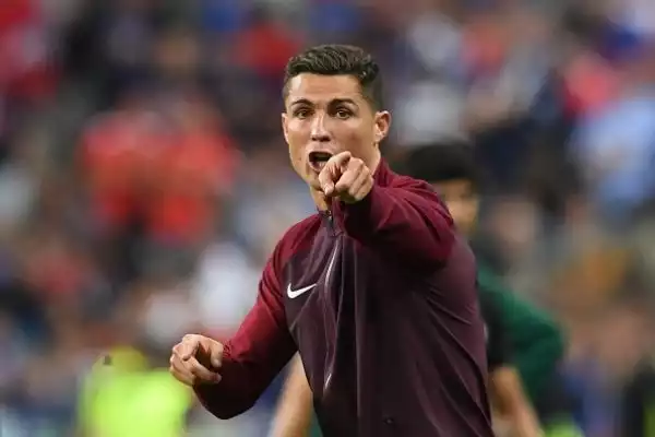 Ronaldo 7. Stringe i denti per un quarto d'ora prima di arrendersi ma anche fuori dal campo riesce a dare il suo contributo, trasformandosi in una sorta di allenatore.
