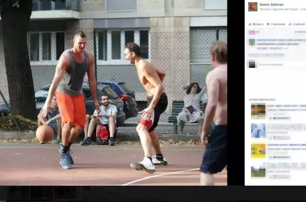 Il cestista dei Denver Nuggets si è concesso una partitella con gli amici in viale Lazio, a Milano, tra lo stupore dei passanti.