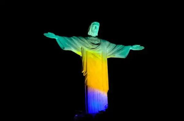 Lo spettacolo sta per finire, ma anche uno dei simboli di Rio si colora a festa per i Giochi. Il Cristo Redentore è verdeoro.