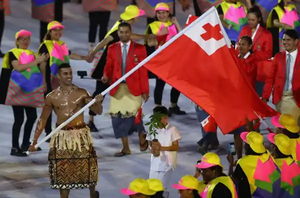 Si chiama Pita Nikolas Aufatofua ed ha impiegato poco per diventare virale sui social. Il portabandiera di Tonga ha conquistato tutti con il suo "vestito" tradizionale.