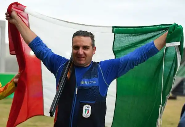 Marco Innocenti ha conquistato la medaglia d'argento nel tiro a volo, specialità double trap. Il tiratore pratese, è stato sconfitto in finale dal kuwaitiano Fehaid Aldeehani per 24 piattelli a 22.