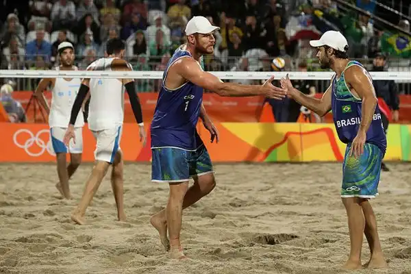 Nella finale del torneo di beach volley gli azzurri sono stati sconfitti 2-0 dai padroni di casa Cerutti e Schmidt, appoggiati dal pubblico verdeoro, che ha fischiato e non poco la coppia italiana.