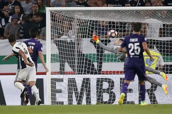 Subito il marchio di Higuain sulla nuova Juve di Allegri. Al Pipita bastano 8' dal suo ingresso in campo per trascinare alla vittoria i bianconeri, che superano la Fiorentina all'esordio allo Stadium.