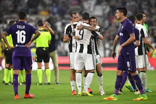 Subito il marchio di Higuain sulla nuova Juve di Allegri. Al Pipita bastano 8' dal suo ingresso in campo per trascinare alla vittoria i bianconeri, che superano la Fiorentina all'esordio allo Stadium.