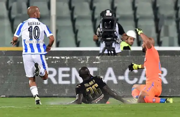 Passo falso per il Napoli vice campione d'Italia all'esordio in serie A. La squadra di Sarri  pareggia per 2-2 in casa della matricola Pescara. Benali, Caprari e due volte Mertens in gol.