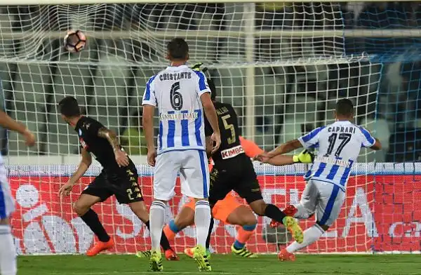 Passo falso per il Napoli vice campione d'Italia all'esordio in serie A. La squadra di Sarri  pareggia per 2-2 in casa della matricola Pescara. Benali, Caprari e due volte Mertens in gol.