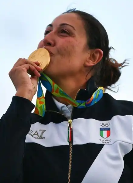 Le gemelle italiane dello skeet entrano nella storia dello sport olimpico italiano grazie alla memorabile doppietta: Diana Bacosi e Chiara Cainero concludono prima e seconda davanti alla Rhode.