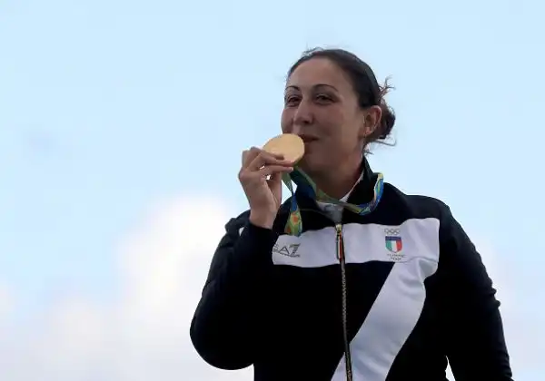 Le gemelle italiane dello skeet entrano nella storia dello sport olimpico italiano grazie alla memorabile doppietta: Diana Bacosi e Chiara Cainero concludono prima e seconda davanti alla Rhode.