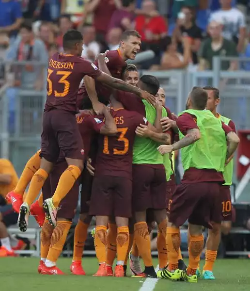 Esordio in goleada per la Roma in serie A. All'Olimpico la squadra di Spalletti lancia un messaggio alla favoritissima Juve travolgendo l'Udinese grazie alla doppietta di Perotti, Dzeko e Salah.