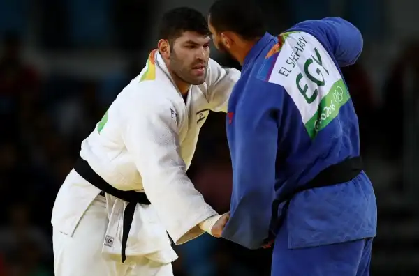 Il judoka egiziano Islam El Shehaby, squalificato dal CIO per essersi rifiutato di stringere la mano all'israeliano che l'aveva battuto, quando le sconfitte danno alla testa.