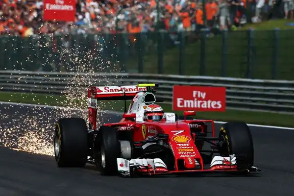 Rosberg domina, Vettel limita i danni: sesto. A Spa il pilota tedesco si riavvicina ad Hamilton in classifica generale.