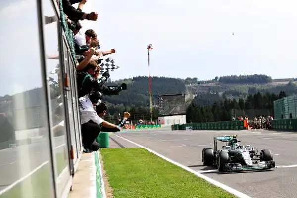 Rosberg domina, Vettel limita i danni: sesto. A Spa il pilota tedesco si riavvicina ad Hamilton in classifica generale.
