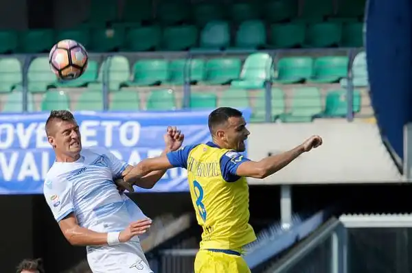 Parità tra Chievo e Lazio, a Gamberini ha replicato De Vrij, servito dal figliol prodigo Keita, totalmente ritrovato.