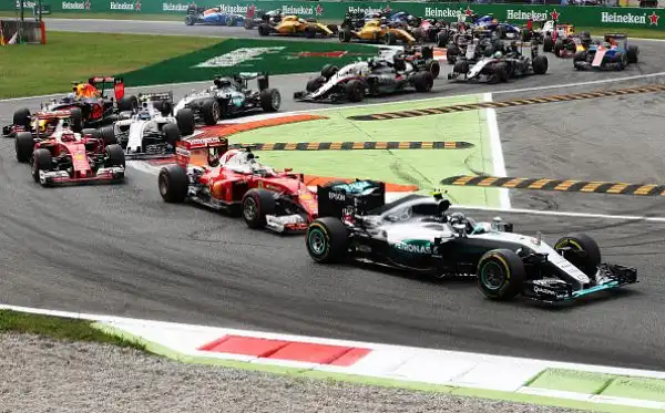 Anche a Monza, nel Gran Premio d'Italia, sono le Frecce d'Argento a rubare la scena con Nico Rosberg che chiude sul gradino più alto del podio davanti a Hamilton e alla Ferrari di Vettel.
