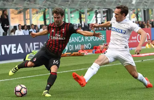 La notizia del pomeriggio è comunque la clamorosa sconfitta del Milan, battuto in casa dall'Udinese, in gol nel finale con Perica. Deludente prova della squadra di Montella.