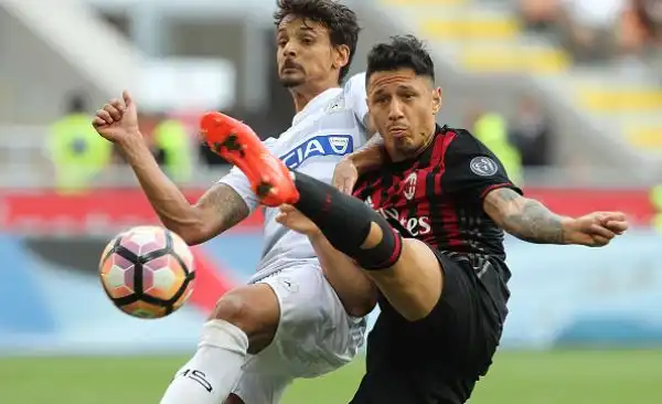 La notizia del pomeriggio è comunque la clamorosa sconfitta del Milan, battuto in casa dall'Udinese, in gol nel finale con Perica. Deludente prova della squadra di Montella.