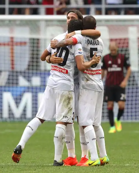 La notizia del pomeriggio è comunque la clamorosa sconfitta del Milan, battuto in casa dall'Udinese, in gol nel finale con Perica. Deludente prova della squadra di Montella.