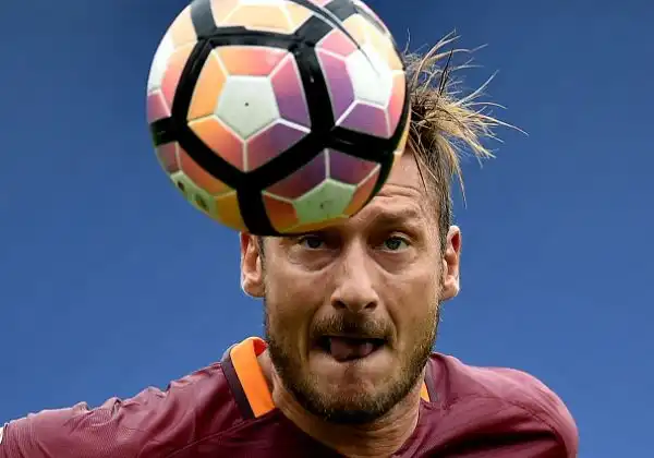 I blucerchiati conducevano sorprendentemente per 2-1 ma dopo un'ora e un quarto di pausa per pioggia, la partita è ripresa: la Roma, grazie a Totti, ha ribaltato il match.