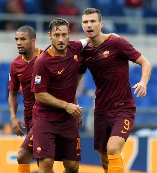 I blucerchiati conducevano sorprendentemente per 2-1 ma dopo un'ora e un quarto di pausa per pioggia, la partita è ripresa: la Roma, grazie a Totti, ha ribaltato il match.