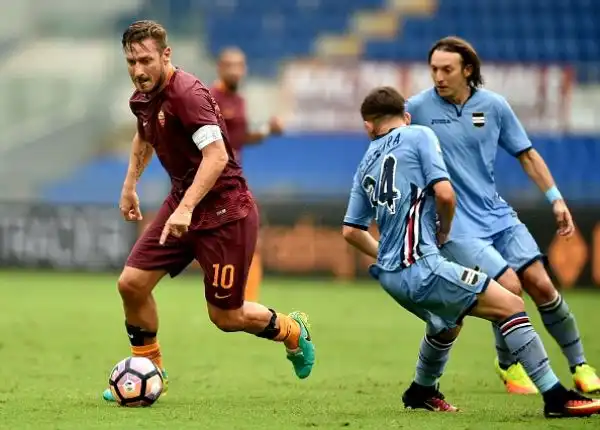 I blucerchiati conducevano sorprendentemente per 2-1 ma dopo un'ora e un quarto di pausa per pioggia, la partita è ripresa: la Roma, grazie a Totti, ha ribaltato il match.