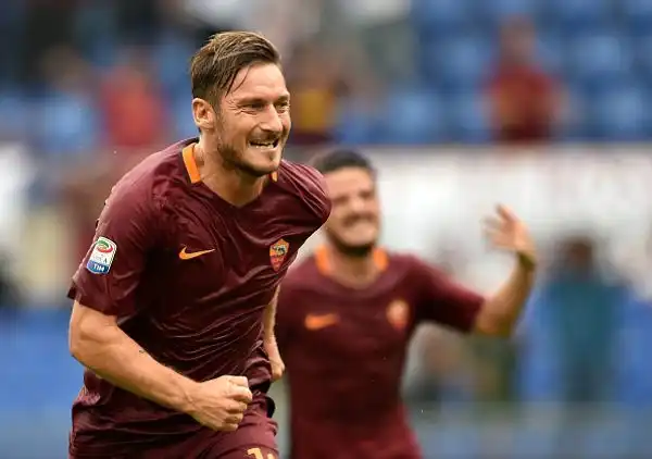 I blucerchiati conducevano sorprendentemente per 2-1 ma dopo un'ora e un quarto di pausa per pioggia, la partita è ripresa: la Roma, grazie a Totti, ha ribaltato il match.