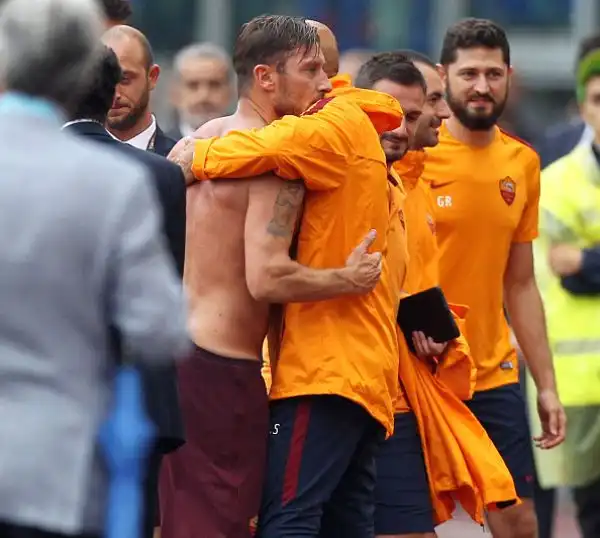 I blucerchiati conducevano sorprendentemente per 2-1 ma dopo un'ora e un quarto di pausa per pioggia, la partita è ripresa: la Roma, grazie a Totti, ha ribaltato il match.