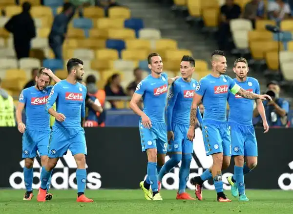 Il Napoli vince al debutto in Champions portandosi in testa al girone B.. Gli azzurri trionfano in rimonta grazie alla doppietta di Milik, di Garmash il vantaggio iniziale degli ucraini.
