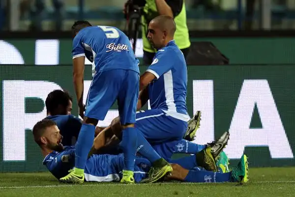 Nel primo tempo è Bellusci a sbloccare il risultato ma prima dell'intervallo Sampirisi trova il pareggio per gli ospiti. Al 57' Pasqual pennella sulla testa di Costa, che firma il decisivo 2-1