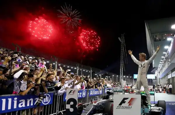 Rosberg, vittoria e sorpasso Mondiale. Ferrari giù dal podio.