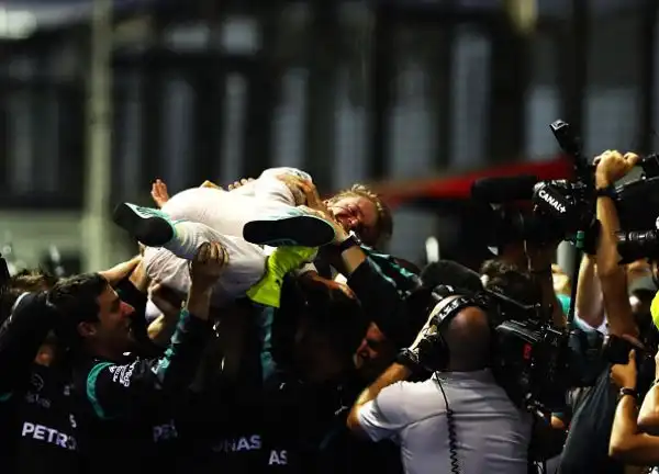 Rosberg, vittoria e sorpasso Mondiale. Ferrari giù dal podio.