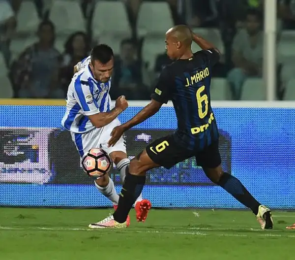 Ci pensa Mauro Icardi. L'Inter supera in rimonta il Pescara grazie a una doppietta del bomber argentino. Momentaneo vantaggio abruzzese firmato Bahebeck .Prima vittoria per de Boer.