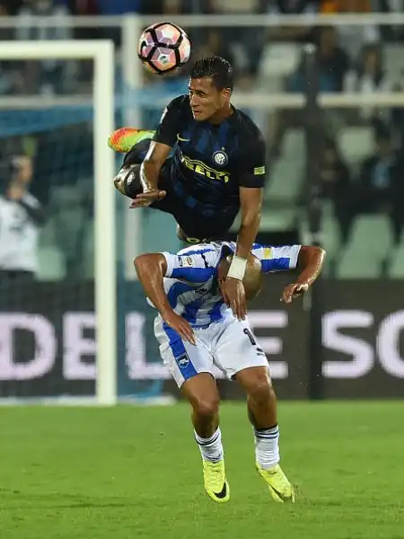 Ci pensa Mauro Icardi. L'Inter supera in rimonta il Pescara grazie a una doppietta del bomber argentino. Momentaneo vantaggio abruzzese firmato Bahebeck .Prima vittoria per de Boer.