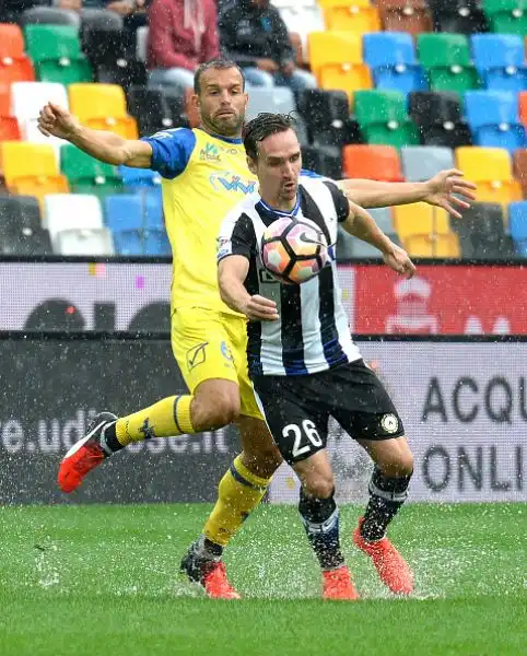 Cacciatore beffa l'Udinese allo scadere. Una rete del difensore veronese in pieno recupero ribalta il risultato dopo il vantaggio di Zapata.