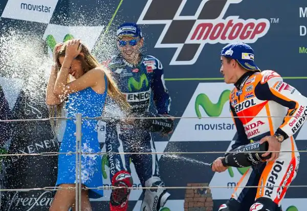 Marquez trionfa e ipoteca il Mondiale. Ad Aragon sul podio anche Lorenzo e Rossi.