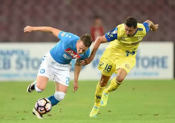 Gabbia-Hamsik, il Napoli risponde alla Juve. Gli azzurri regolano per 2-0 il Chievo.